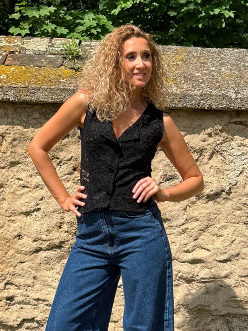 Černá krajková vesta
