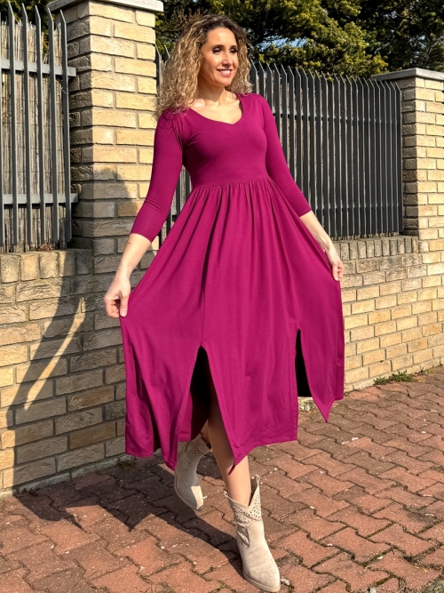 Šaty s rozparky amarant