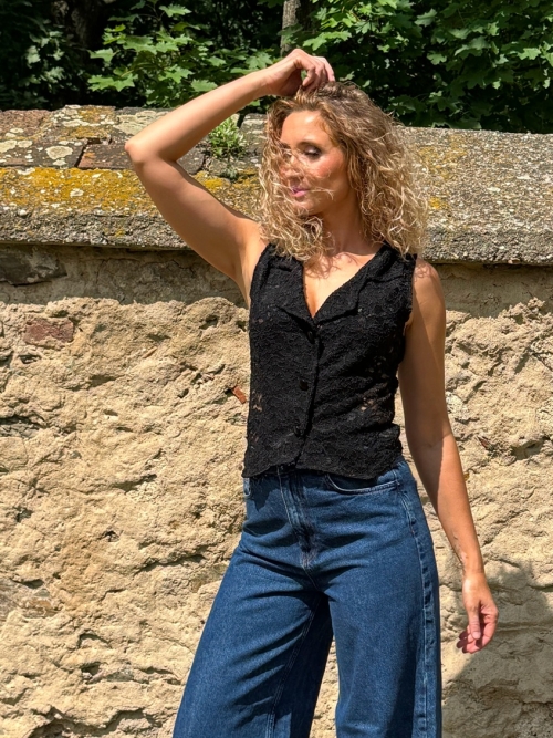 Černá krajková vesta