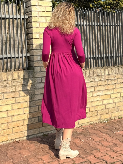 Šaty s rozparky amarant