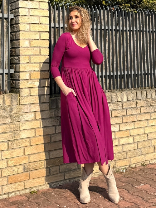 Šaty s rozparky amarant