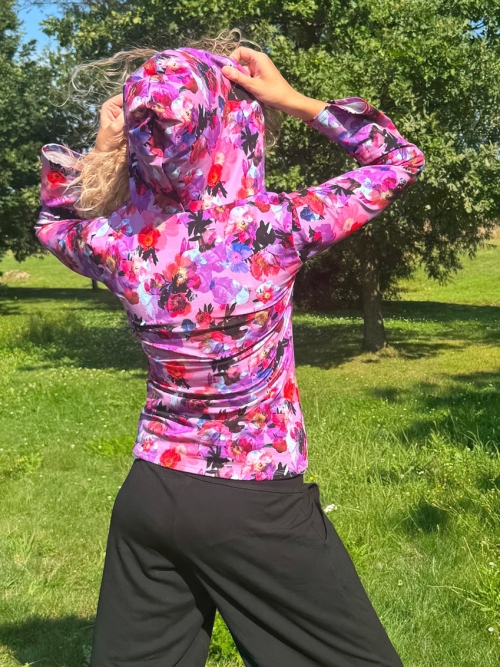 Mikina s klokankou a kapucí fialová s květy