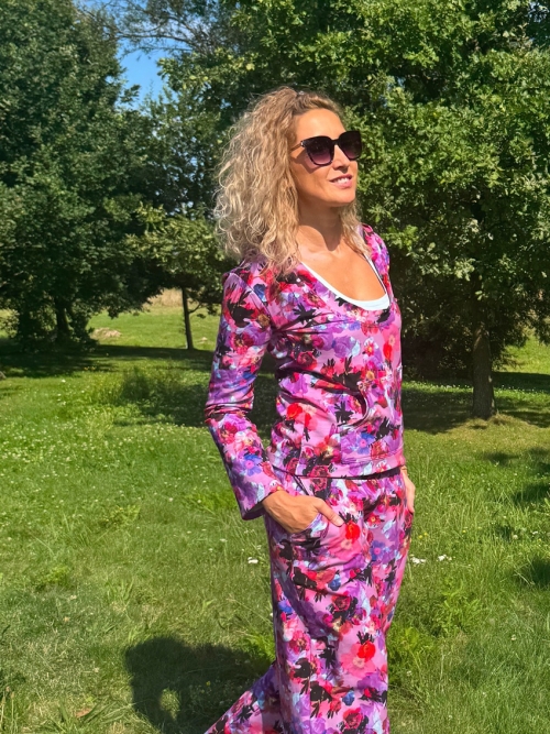 Mikina s klokankou a kapucí fialová s květy