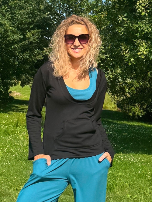 Černá mikina s klokankou a kapucí