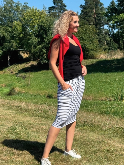 Bíločerná sukně s kapsami krátká