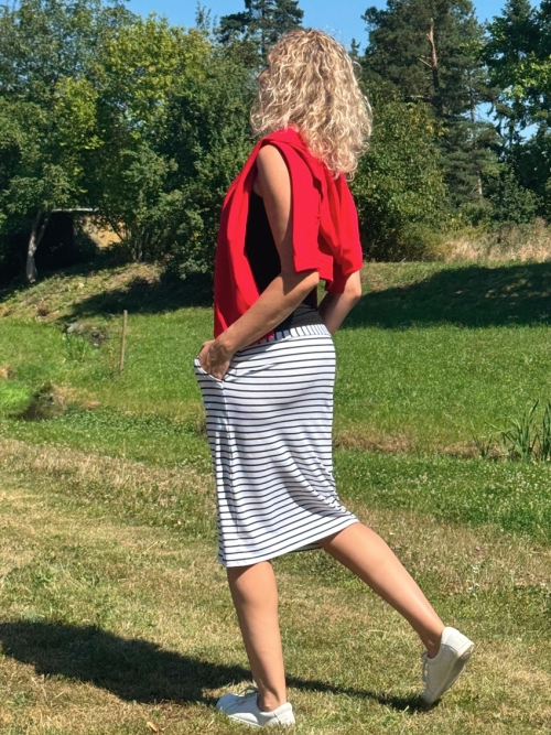 Bíločerná sukně s kapsami krátká