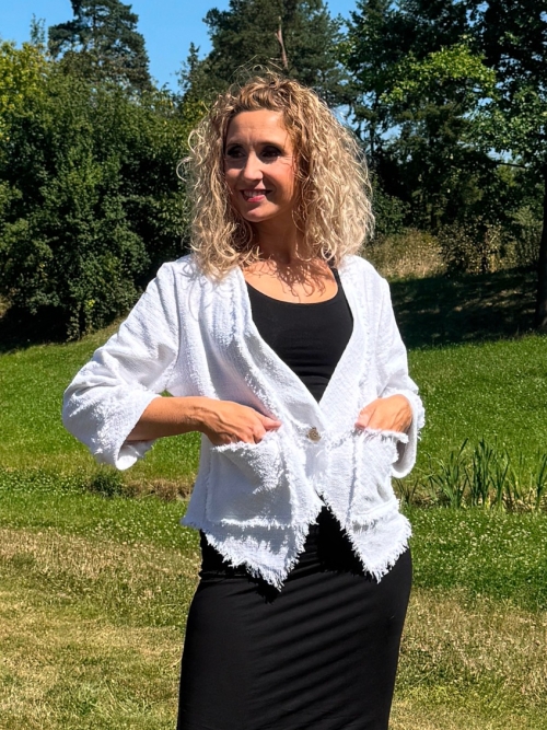 Bílé sako - odrbaný vzhled
