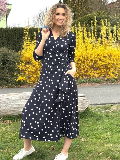 Zvonové zavinovací šaty puntík