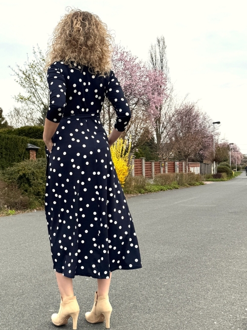 Zvonové zavinovací šaty puntík