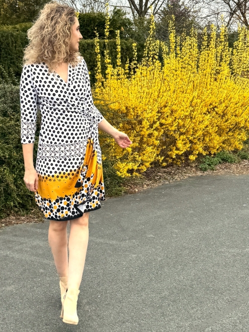 Zavinovací šaty krátké bílo žluté