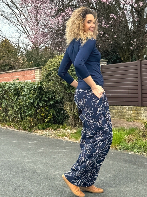 Volné kalhoty modré s květy