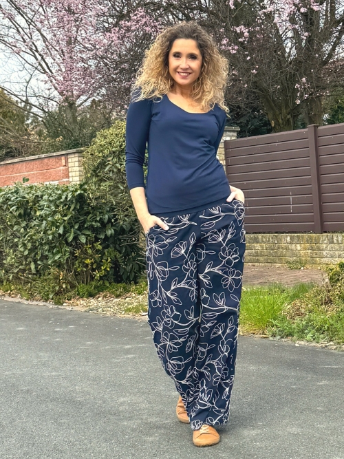 Volné kalhoty modré s květy