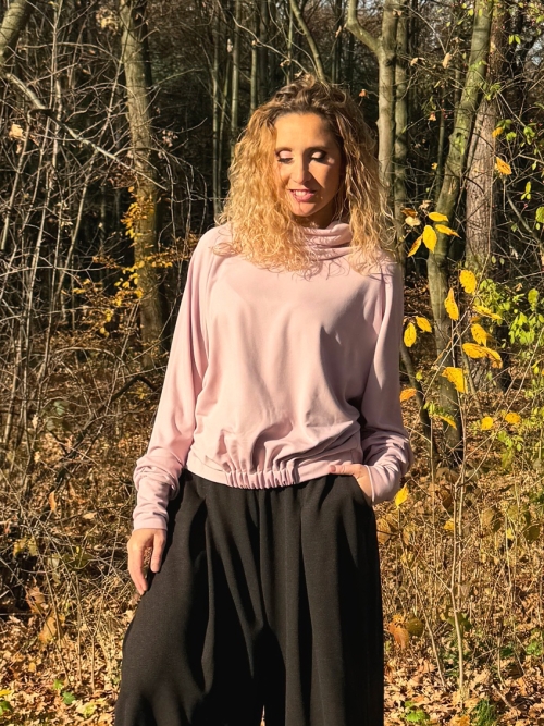 Volný rolák s gumou pudrově růžový