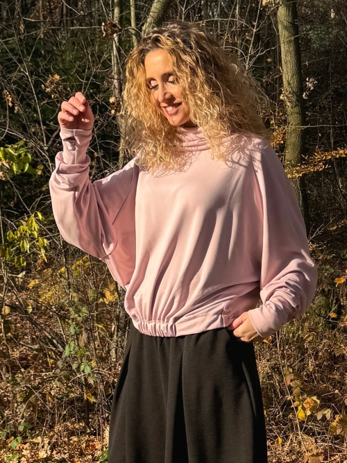 Volný rolák s gumou pudrově růžový