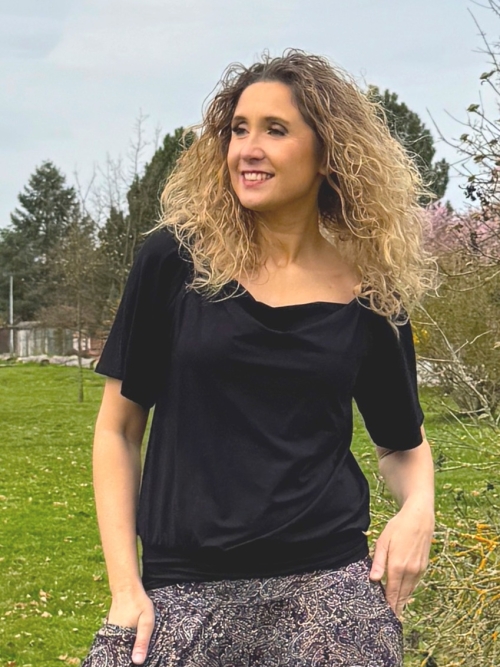 Volný top s pasem a vodou černý