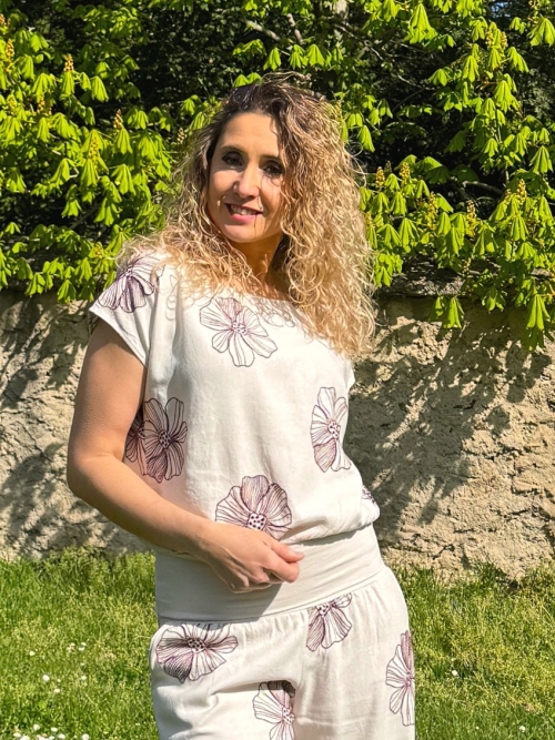 Volný top s pasem smetana s vínovým květem