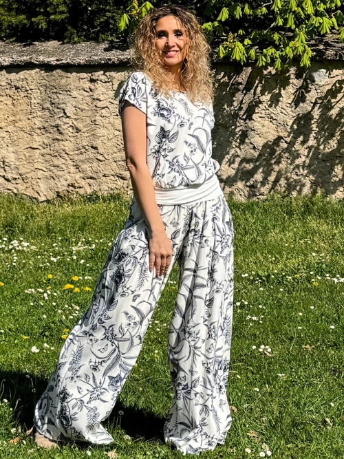 Kalhotová sukně smetanová s modrým květem