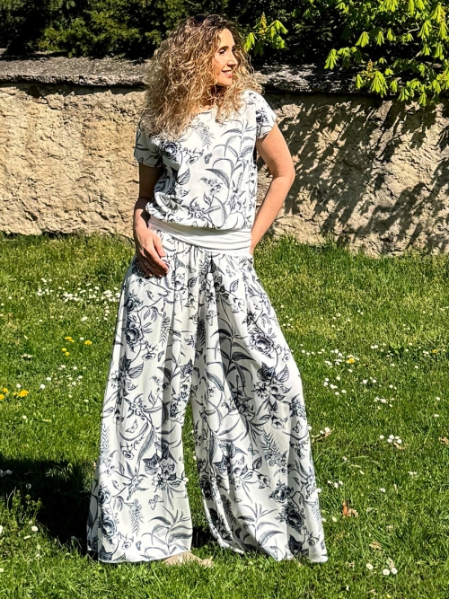 Kalhotová sukně smetanová s modrým květem