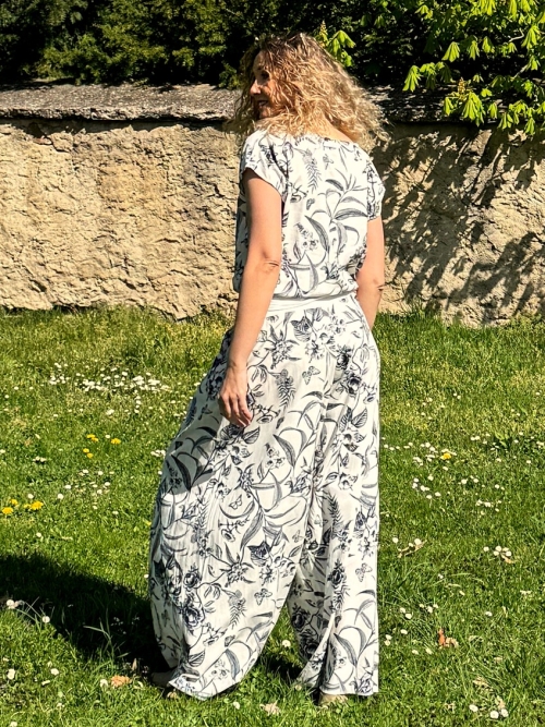 Kalhotová sukně smetanová s modrým květem