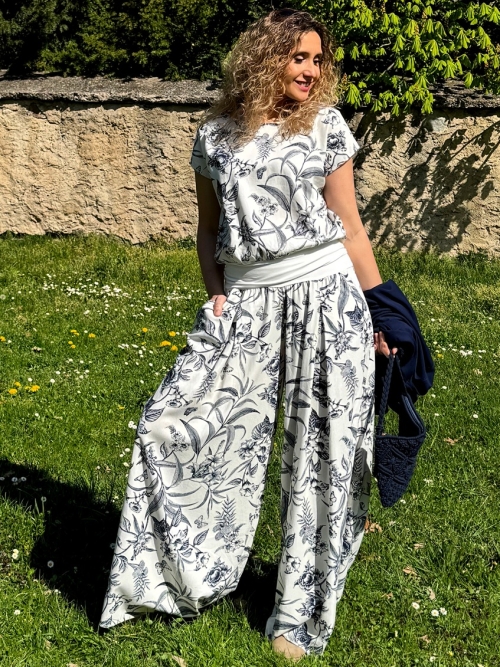 Kalhotová sukně smetanová s modrým květem