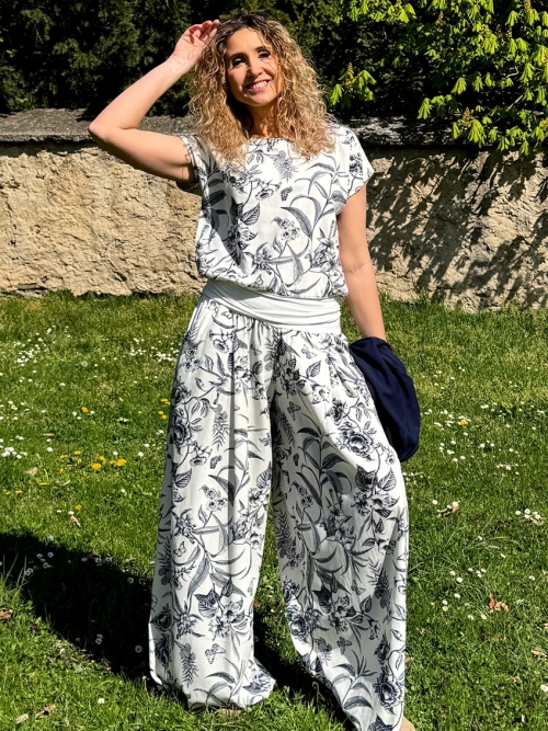 Kalhotová sukně smetanová s modrým květem