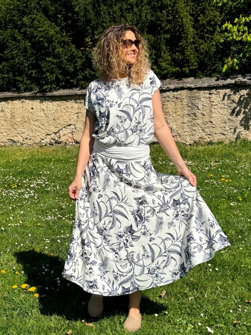 Polokolová sukně smetanová s květy