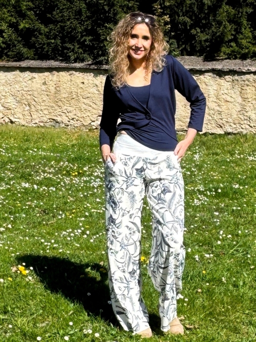 Volné kalhoty smetanová s modrými květy