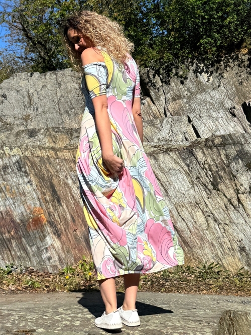 Dlouhé šaty s volnými rameny pastel