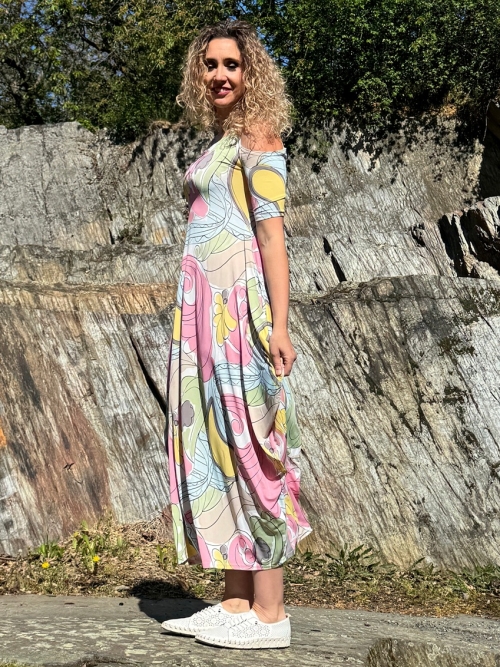 Dlouhé šaty s volnými rameny pastel