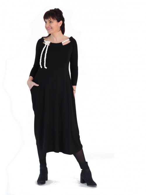 Černé zvonové šaty s vázáním dlouhé