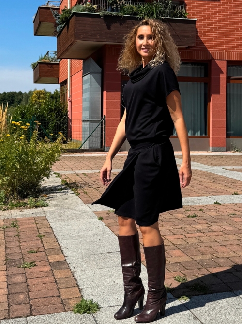 Černé šaty krátké s rozparkem