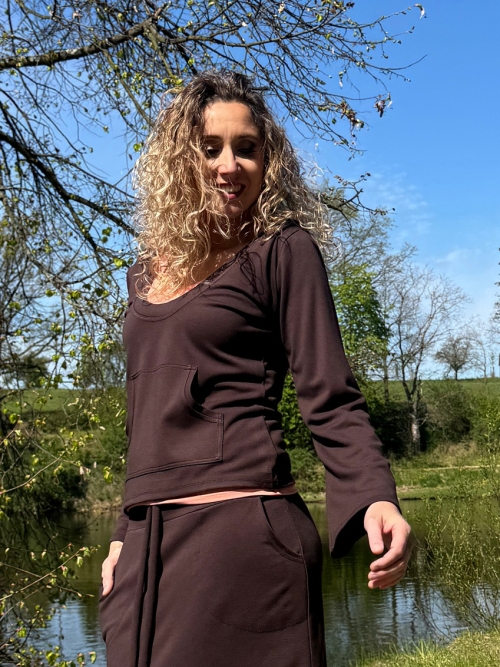 Hnědá mikina s klokankou a kapucí