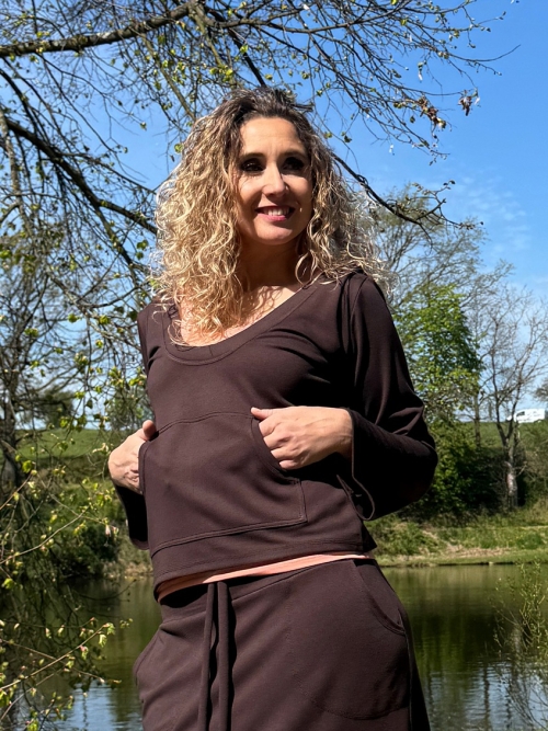 Hnědá mikina s klokankou a kapucí