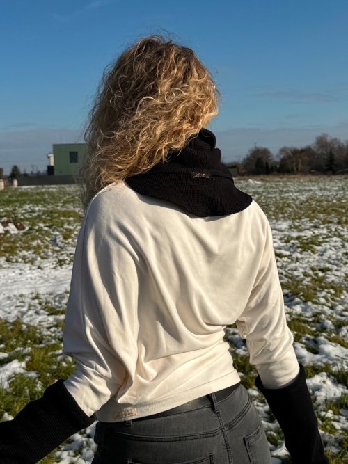 Černý rolákový nákrčník